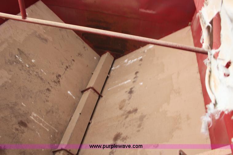 image for item F7694 International 915 self-propelled grain cart