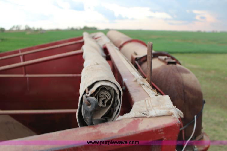 image for item F7694 International 915 self-propelled grain cart