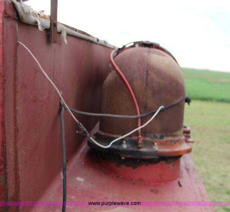 image for item F7694 International 915 self-propelled grain cart