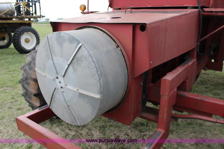 image for item F7694 International 915 self-propelled grain cart