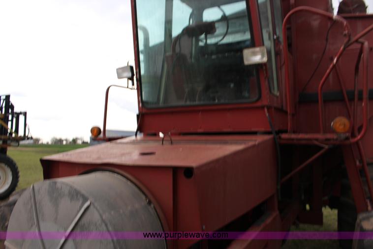 image for item F7694 International 915 self-propelled grain cart