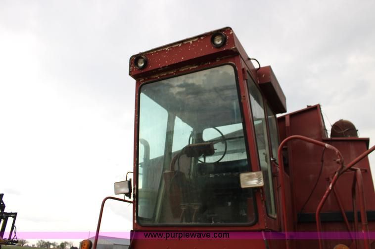 image for item F7694 International 915 self-propelled grain cart