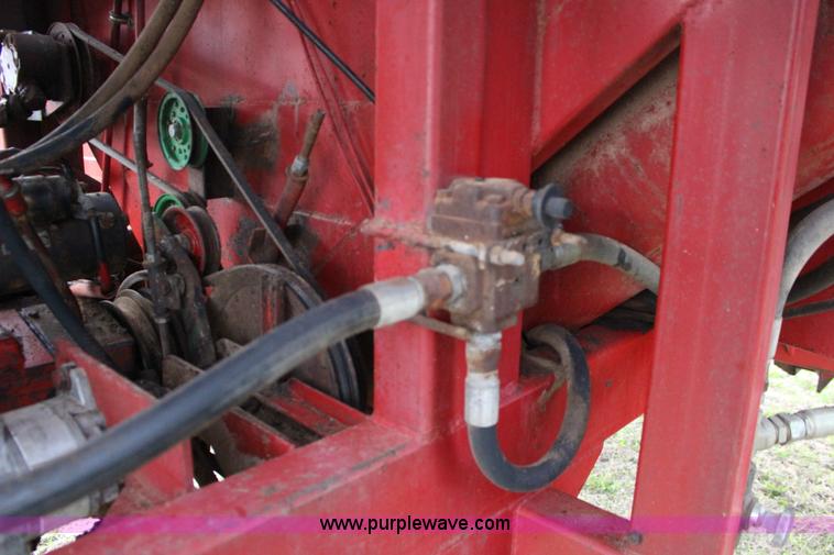 image for item F7694 International 915 self-propelled grain cart