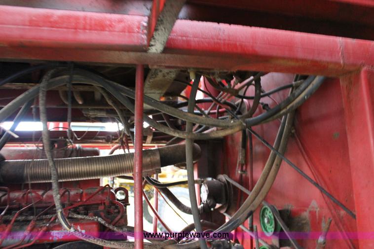 image for item F7694 International 915 self-propelled grain cart