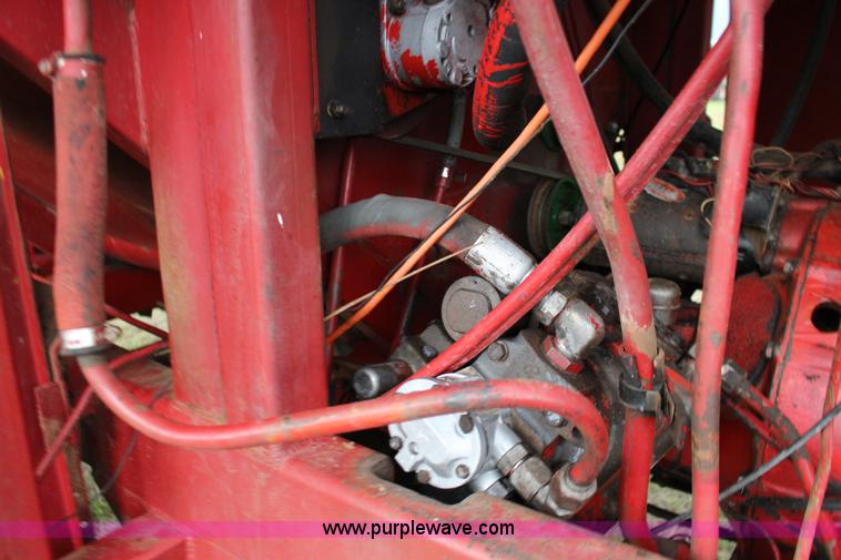 image for item F7694 International 915 self-propelled grain cart