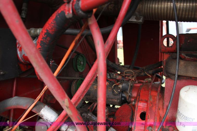 image for item F7694 International 915 self-propelled grain cart