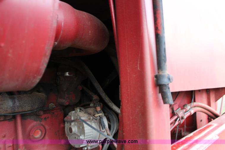 image for item F7694 International 915 self-propelled grain cart