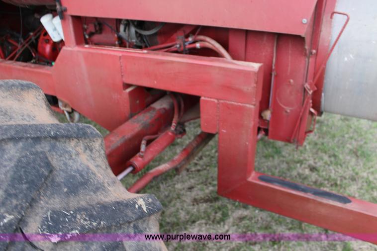 image for item F7694 International 915 self-propelled grain cart