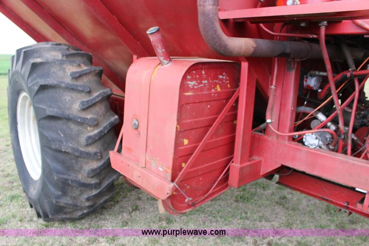 image for item F7694 International 915 self-propelled grain cart