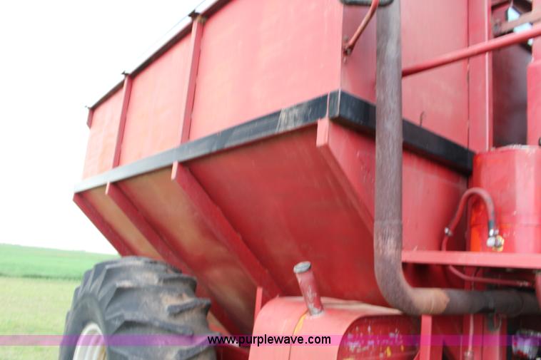 image for item F7694 International 915 self-propelled grain cart