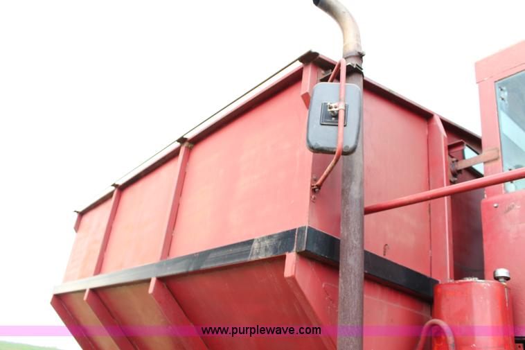 image for item F7694 International 915 self-propelled grain cart