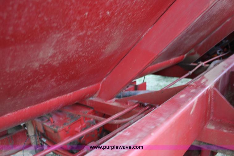 image for item F7694 International 915 self-propelled grain cart