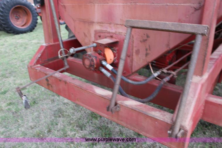 image for item F7694 International 915 self-propelled grain cart