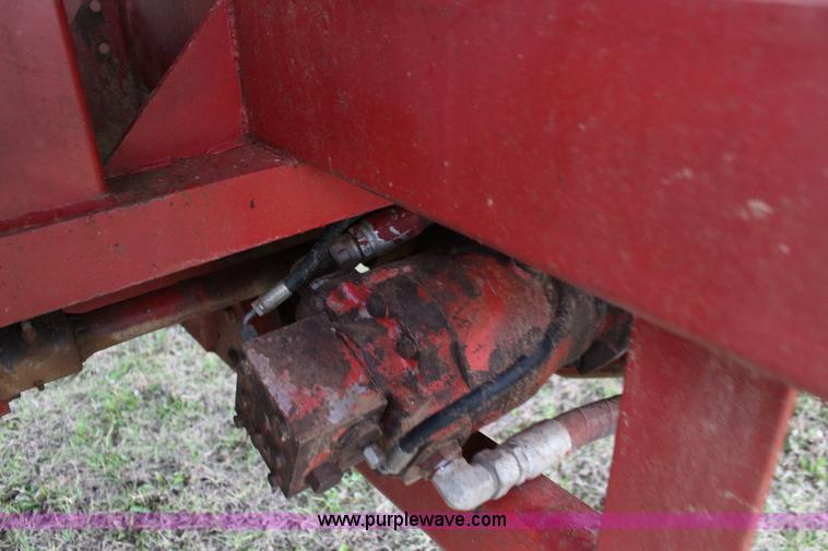image for item F7694 International 915 self-propelled grain cart