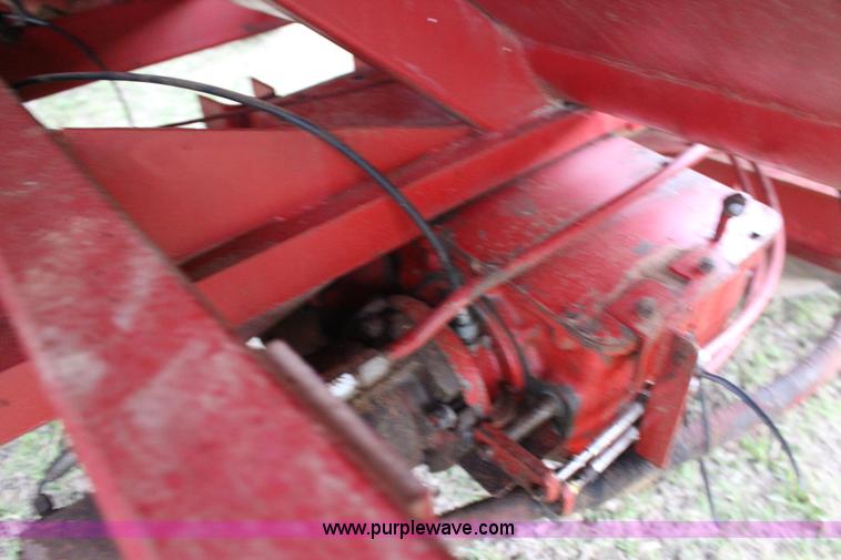 image for item F7694 International 915 self-propelled grain cart