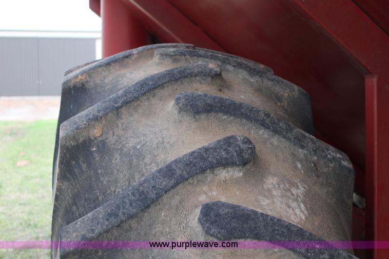 image for item F7694 International 915 self-propelled grain cart