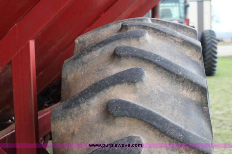 image for item F7694 International 915 self-propelled grain cart