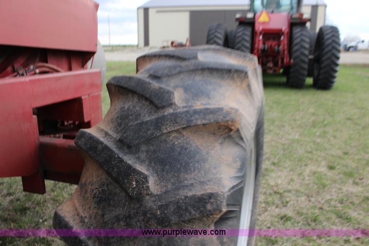 image for item F7694 International 915 self-propelled grain cart