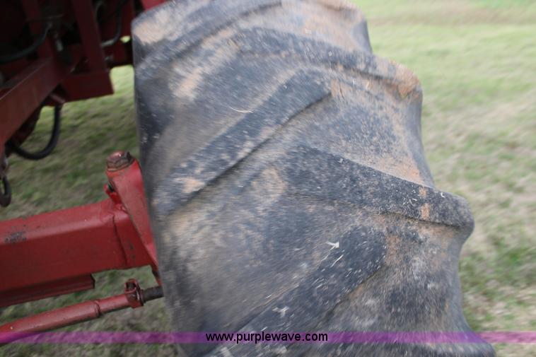 image for item F7694 International 915 self-propelled grain cart