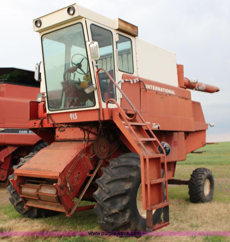 image for item F7697 International 915 Turbo combine