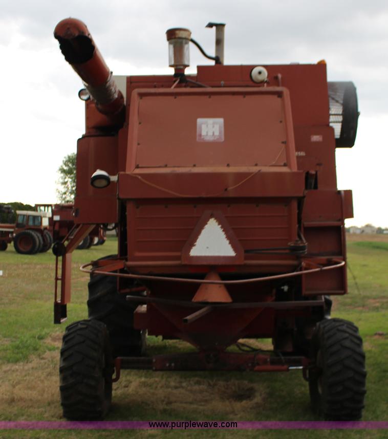 image for item F7697 International 915 Turbo combine