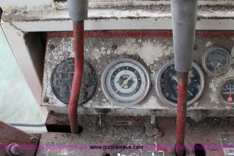 image for item F7697 International 915 Turbo combine