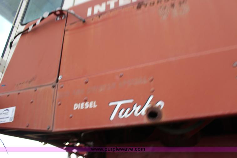 image for item F7697 International 915 Turbo combine
