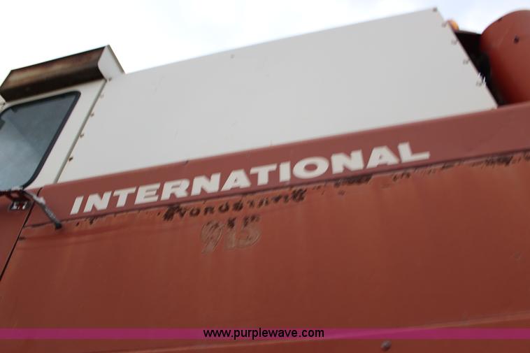 image for item F7697 International 915 Turbo combine