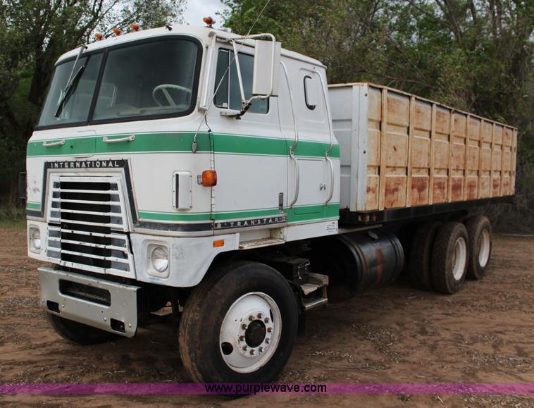 image for item F7698 1977 International Transtar II grain truck