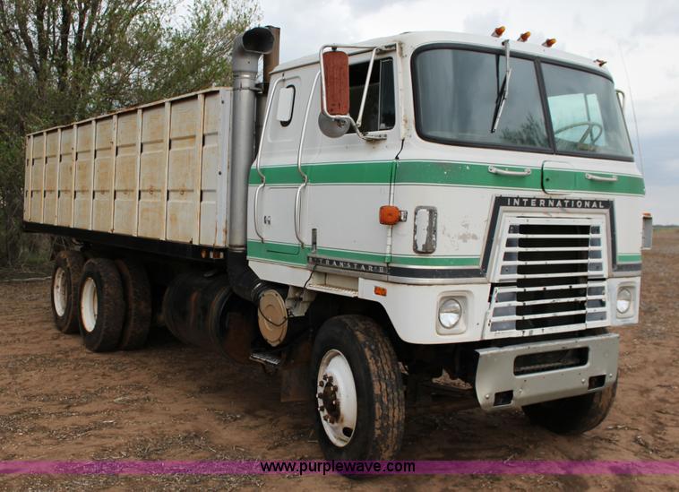 image for item F7698 1977 International Transtar II grain truck