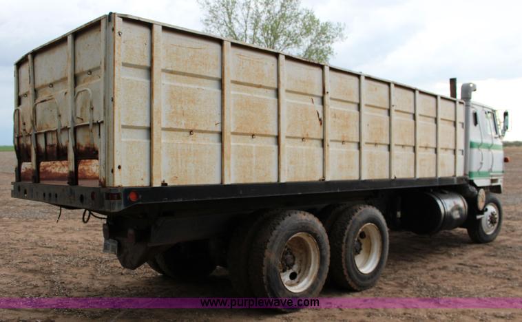 image for item F7698 1977 International Transtar II grain truck