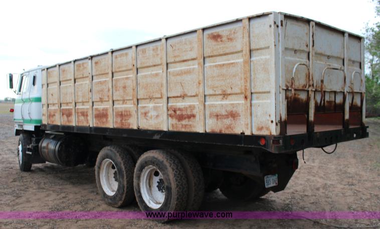 image for item F7698 1977 International Transtar II grain truck