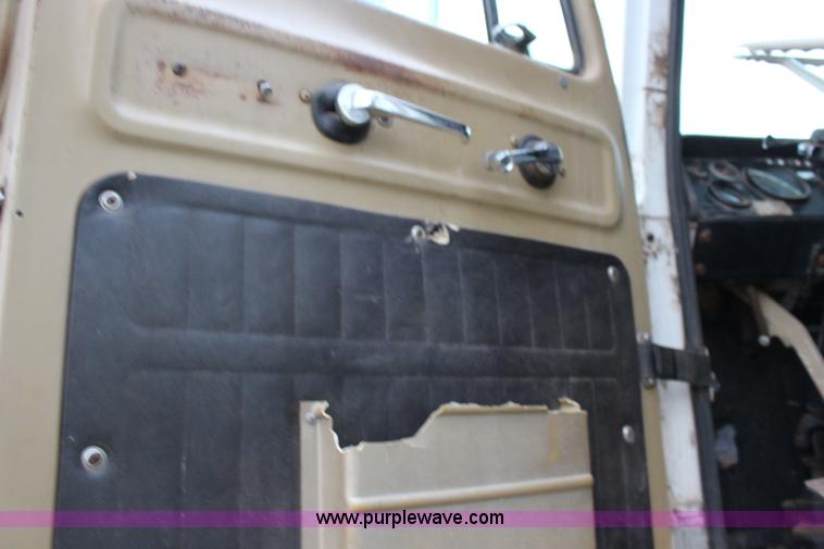 image for item F7698 1977 International Transtar II grain truck