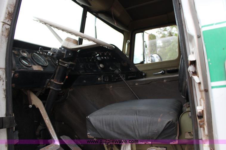 image for item F7698 1977 International Transtar II grain truck