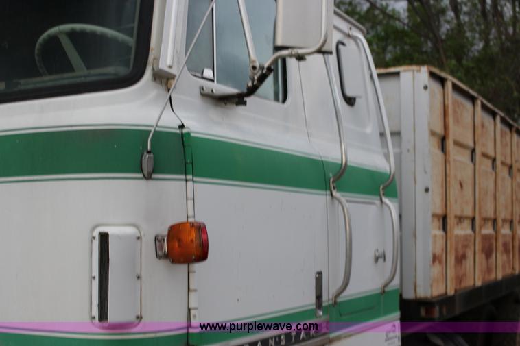 image for item F7698 1977 International Transtar II grain truck