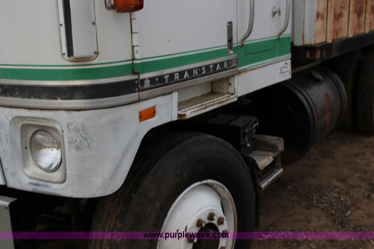 image for item F7698 1977 International Transtar II grain truck