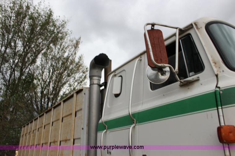 image for item F7698 1977 International Transtar II grain truck