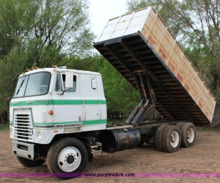image for item F7698 1977 International Transtar II grain truck