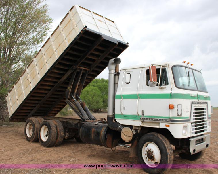image for item F7698 1977 International Transtar II grain truck