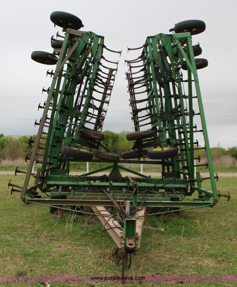 image for item F7725 John Deere 1060 field cultivator