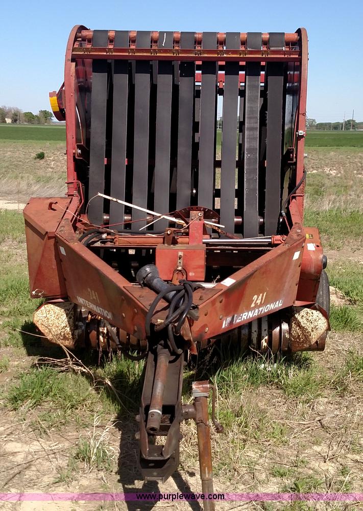 image for item F7752 International 241 round baler