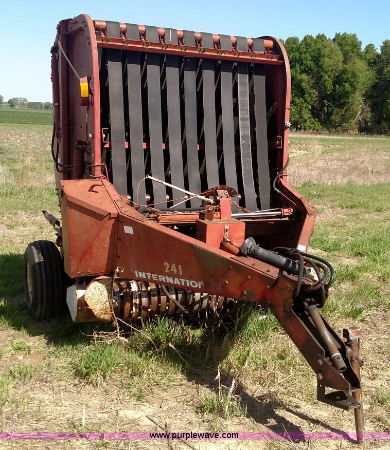 image for item F7752 International 241 round baler