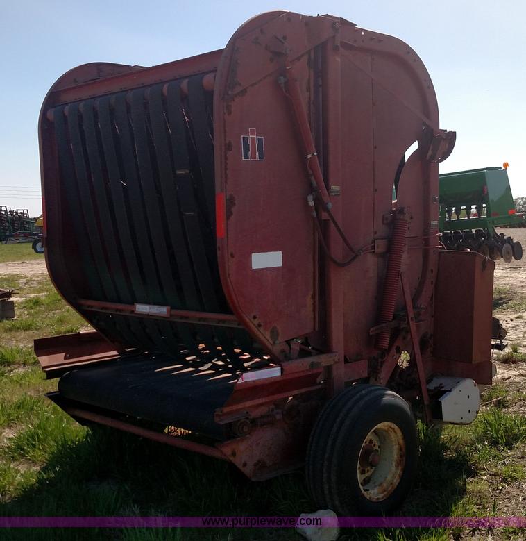 image for item F7752 International 241 round baler