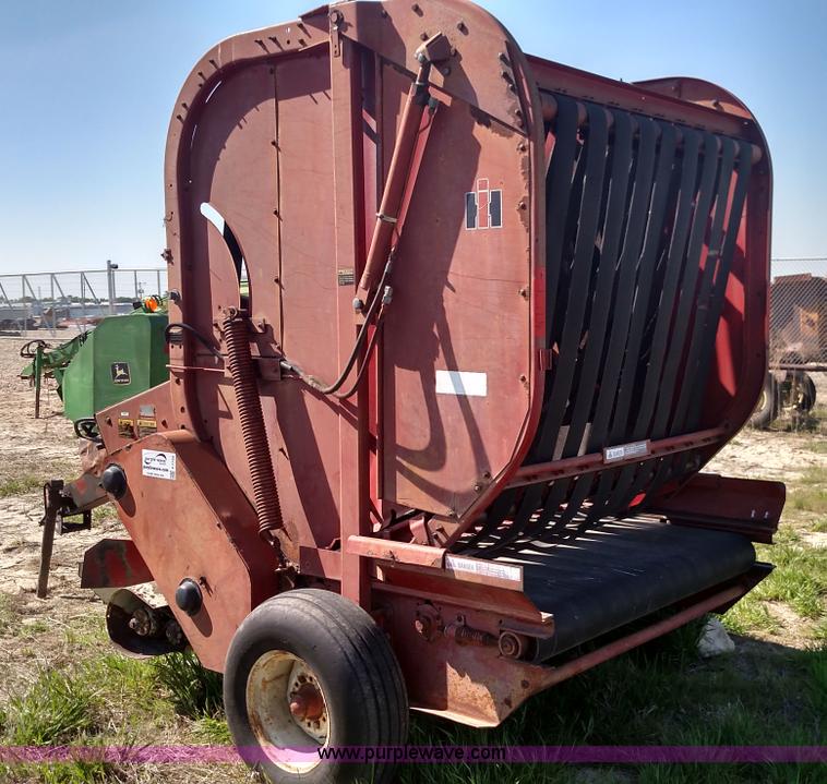 image for item F7752 International 241 round baler
