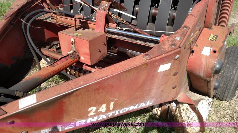 image for item F7752 International 241 round baler