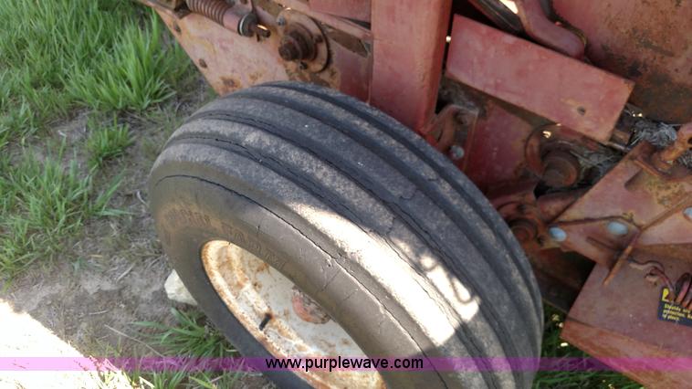image for item F7752 International 241 round baler