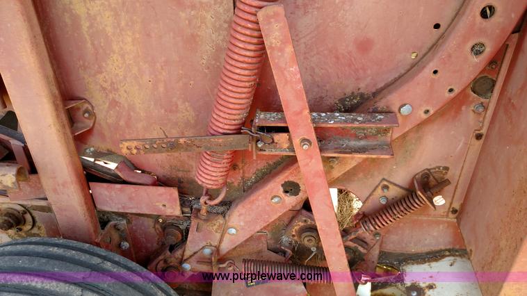 image for item F7752 International 241 round baler