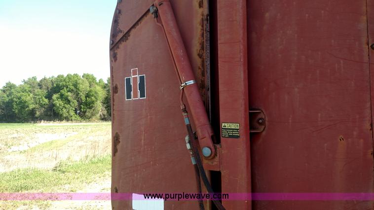 image for item F7752 International 241 round baler