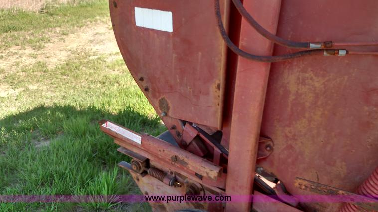 image for item F7752 International 241 round baler