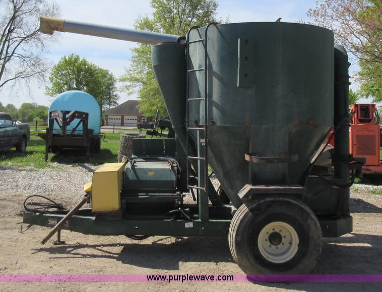 image for item G6627 Arts-Way 500A feed mixer